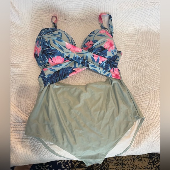 Shein swimsuit - Picture 1 of 1